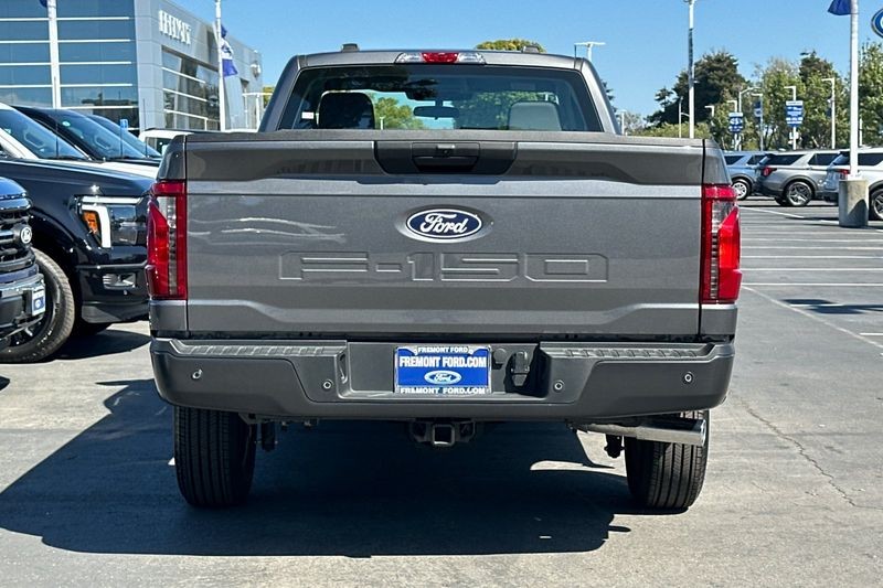 Ford F-150 Vehicle Full-screen Gallery Image 04