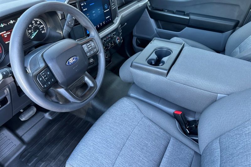 Ford F-150 Vehicle Full-screen Gallery Image 09