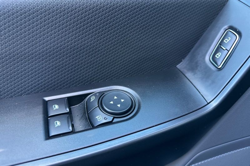 Ford F-150 Vehicle Full-screen Gallery Image 10