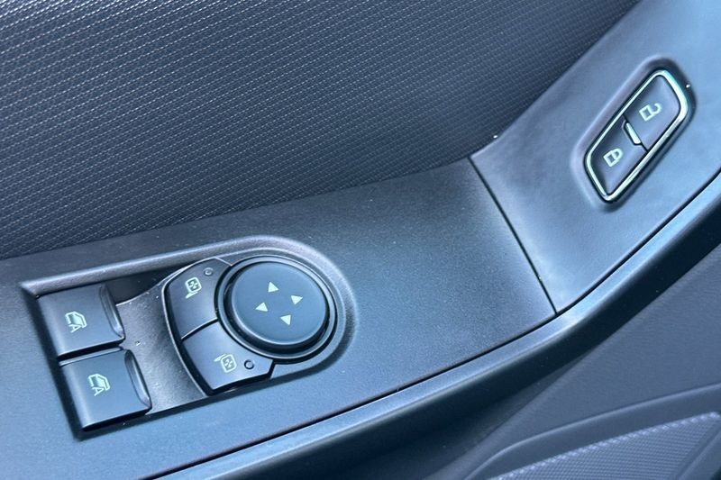 Ford F-150 Vehicle Full-screen Gallery Image 11