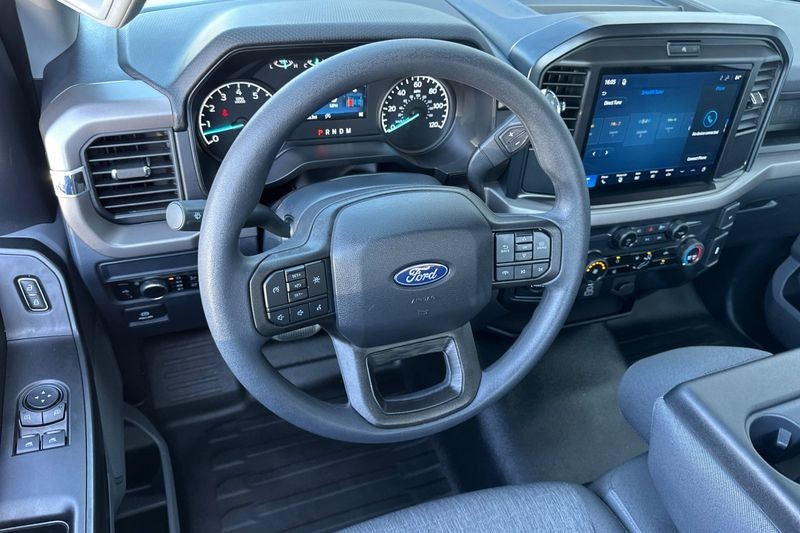 Ford F-150 Vehicle Full-screen Gallery Image 14