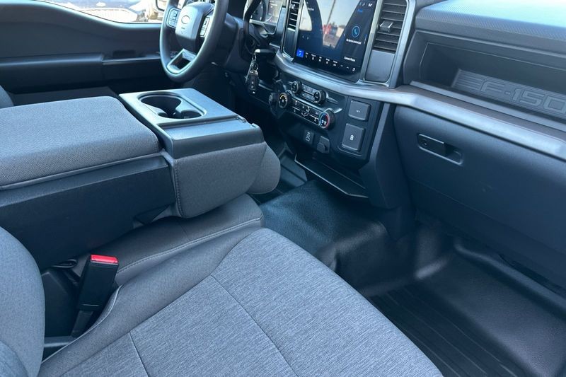 Ford F-150 Vehicle Full-screen Gallery Image 15