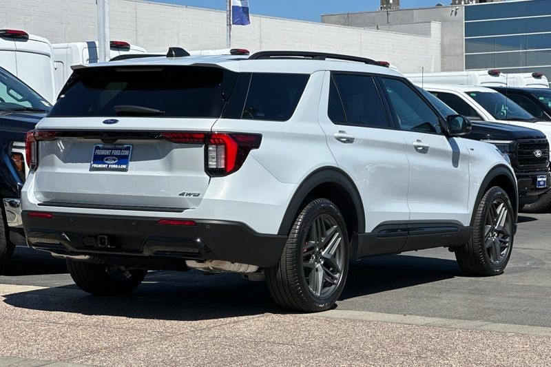 Ford Explorer Vehicle Full-screen Gallery Image 03