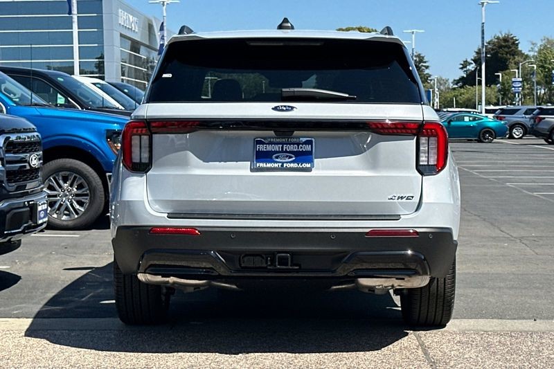 Ford Explorer Vehicle Full-screen Gallery Image 04