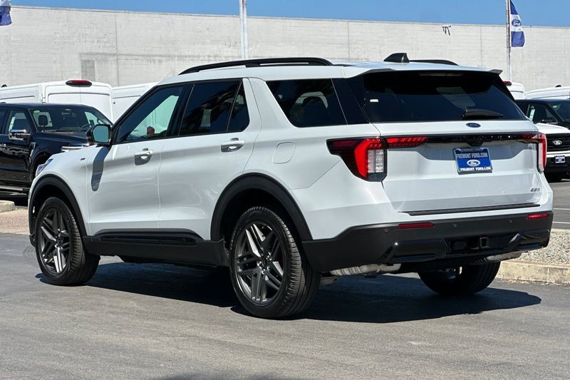 Ford Explorer Vehicle Full-screen Gallery Image 05