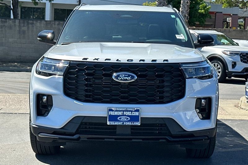 Ford Explorer Vehicle Full-screen Gallery Image 08