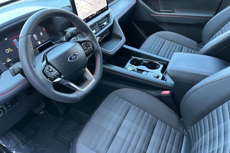Ford Explorer Vehicle Full-screen Gallery Image 09