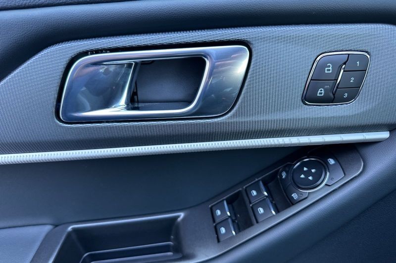 Ford Explorer Vehicle Full-screen Gallery Image 10