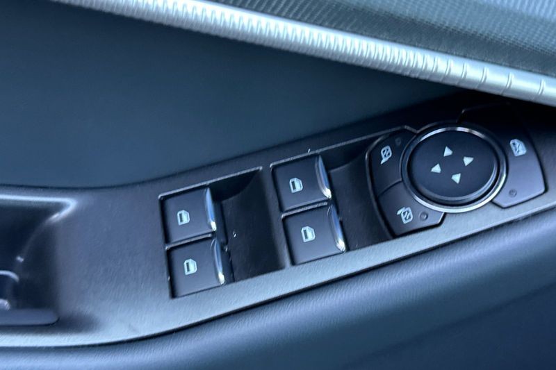 Ford Explorer Vehicle Full-screen Gallery Image 11