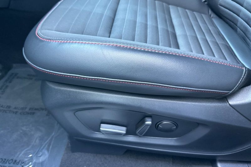Ford Explorer Vehicle Full-screen Gallery Image 12