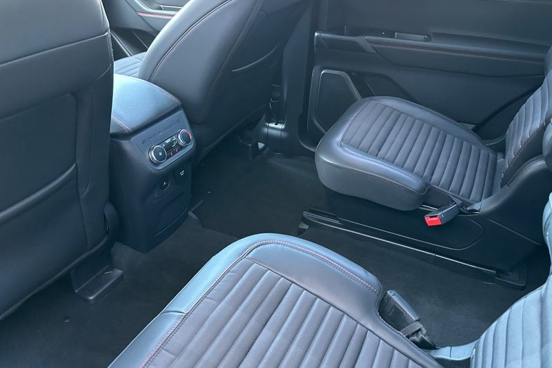 Ford Explorer Vehicle Full-screen Gallery Image 13