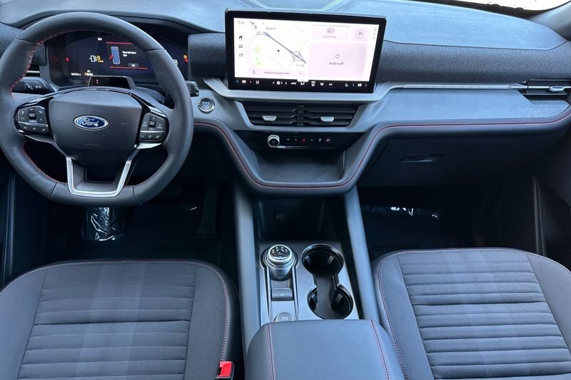 Ford Explorer Vehicle Full-screen Gallery Image 14