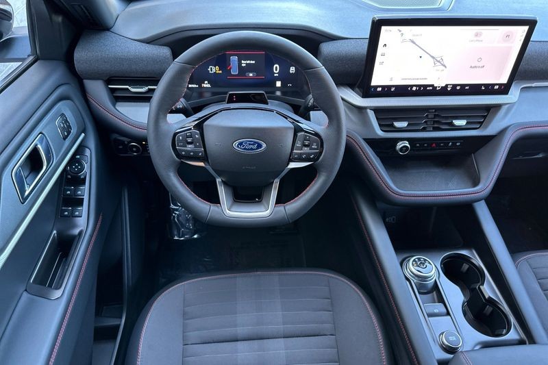 Ford Explorer Vehicle Full-screen Gallery Image 15