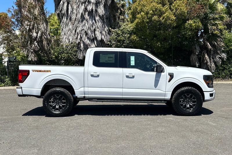 Ford F-150 Vehicle Full-screen Gallery Image 02