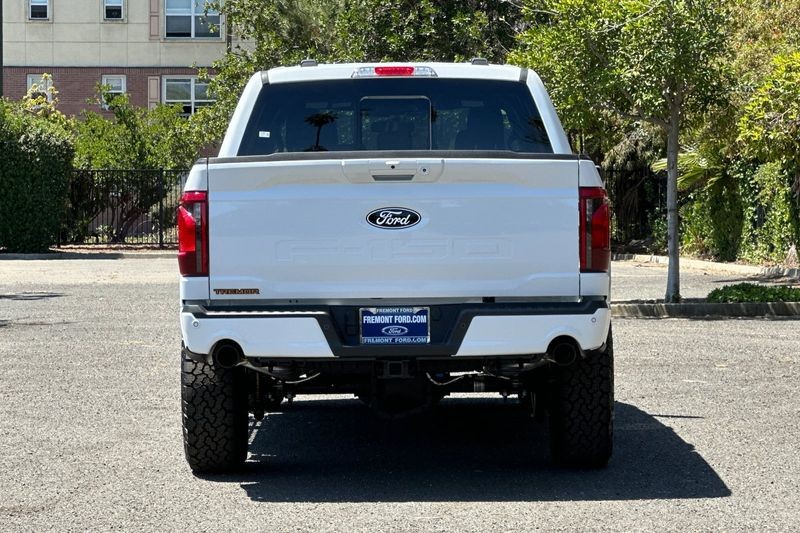 Ford F-150 Vehicle Full-screen Gallery Image 04