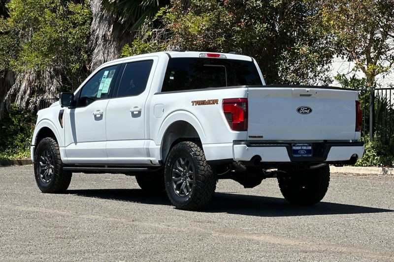 Ford F-150 Vehicle Full-screen Gallery Image 05