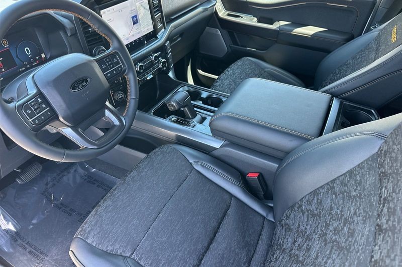 Ford F-150 Vehicle Full-screen Gallery Image 09