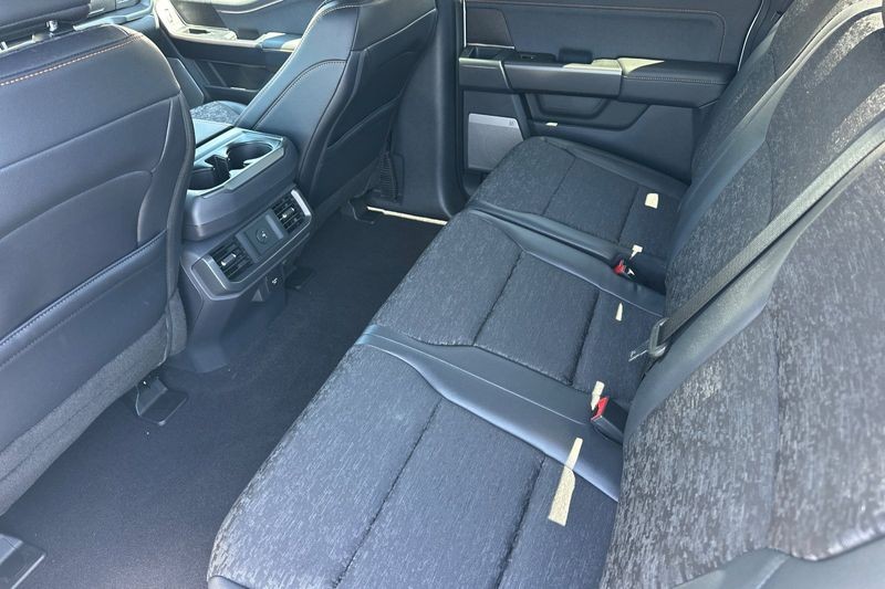 Ford F-150 Vehicle Full-screen Gallery Image 12