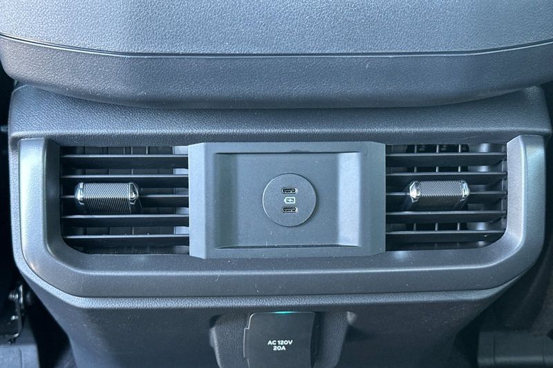 Ford F-150 Vehicle Full-screen Gallery Image 13