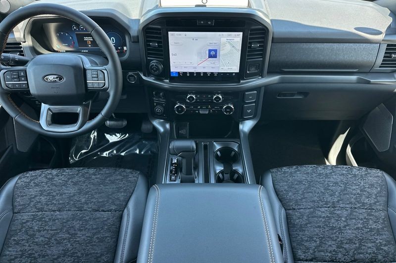 Ford F-150 Vehicle Full-screen Gallery Image 14