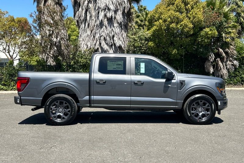 Ford F-150 Vehicle Full-screen Gallery Image 02