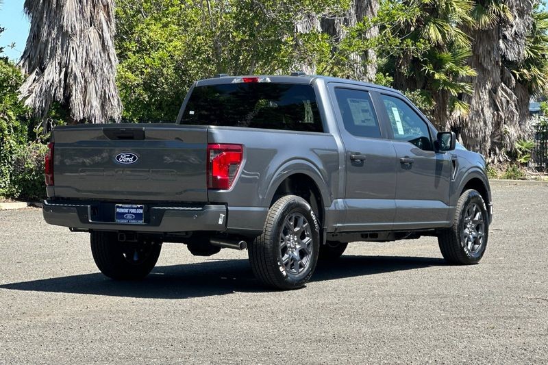 Ford F-150 Vehicle Full-screen Gallery Image 03