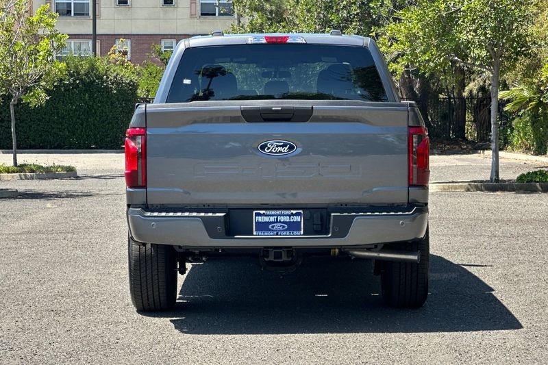 Ford F-150 Vehicle Full-screen Gallery Image 04