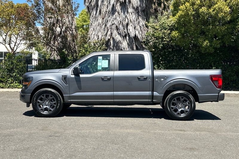 Ford F-150 Vehicle Full-screen Gallery Image 06
