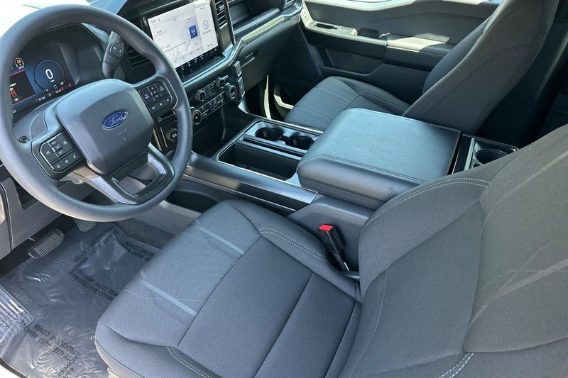 Ford F-150 Vehicle Full-screen Gallery Image 09