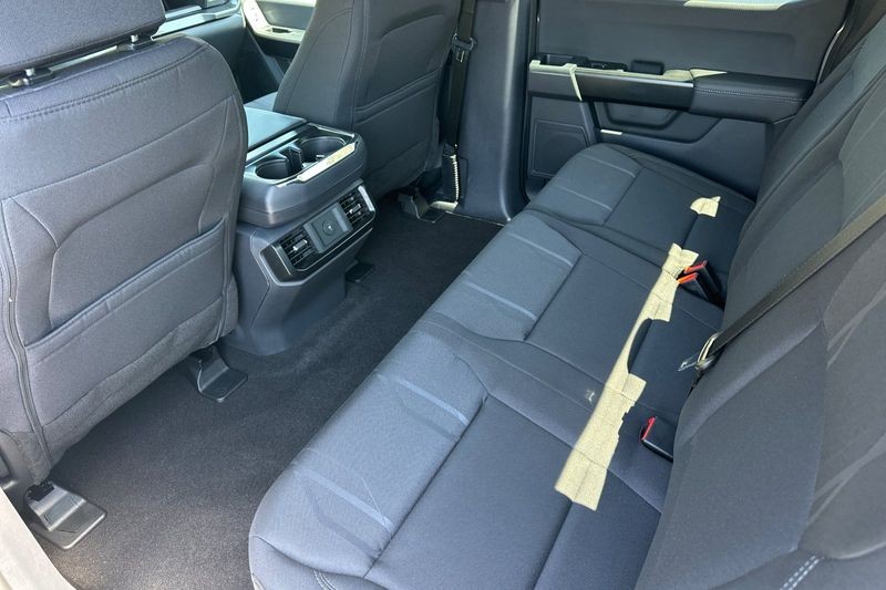 Ford F-150 Vehicle Full-screen Gallery Image 12