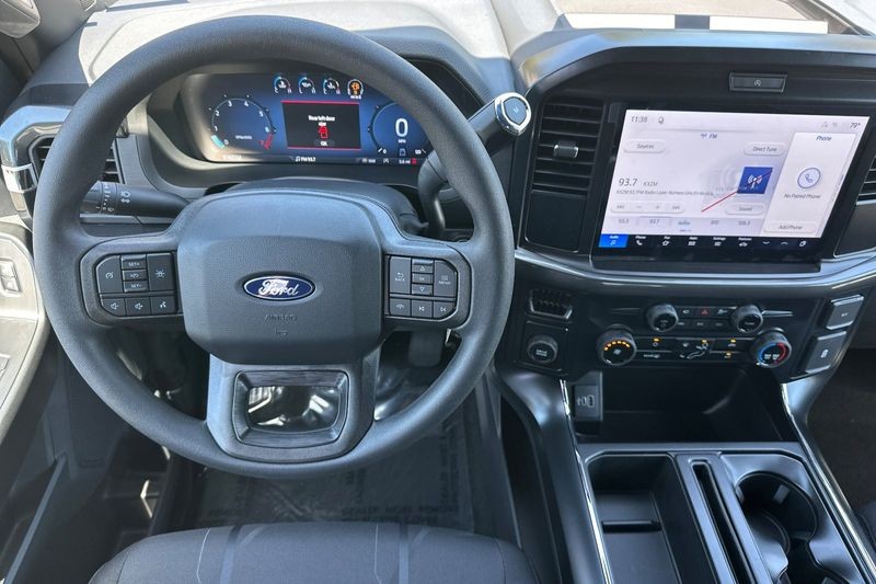 Ford F-150 Vehicle Full-screen Gallery Image 15