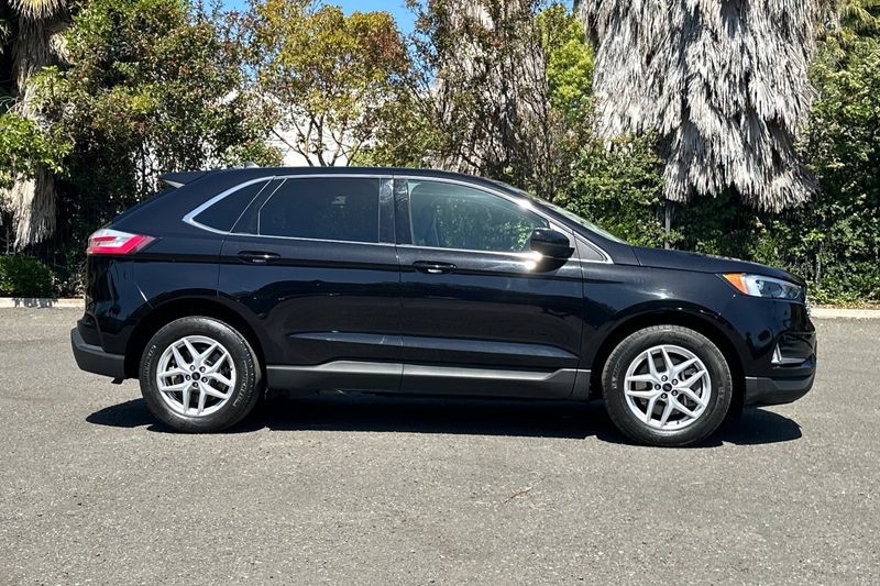 Ford Edge Vehicle Full-screen Gallery Image 02