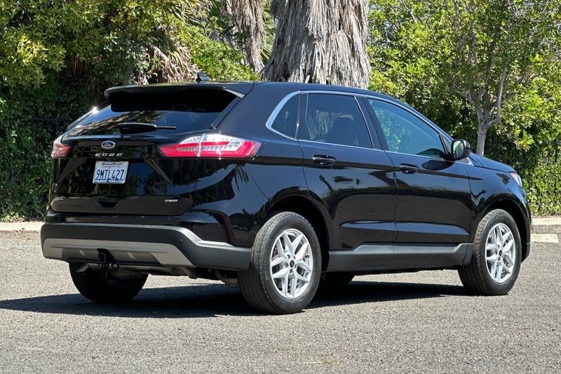 Ford Edge Vehicle Full-screen Gallery Image 03