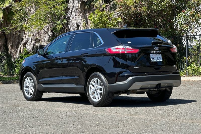 Ford Edge Vehicle Full-screen Gallery Image 05