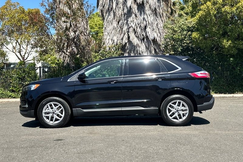 Ford Edge Vehicle Full-screen Gallery Image 07