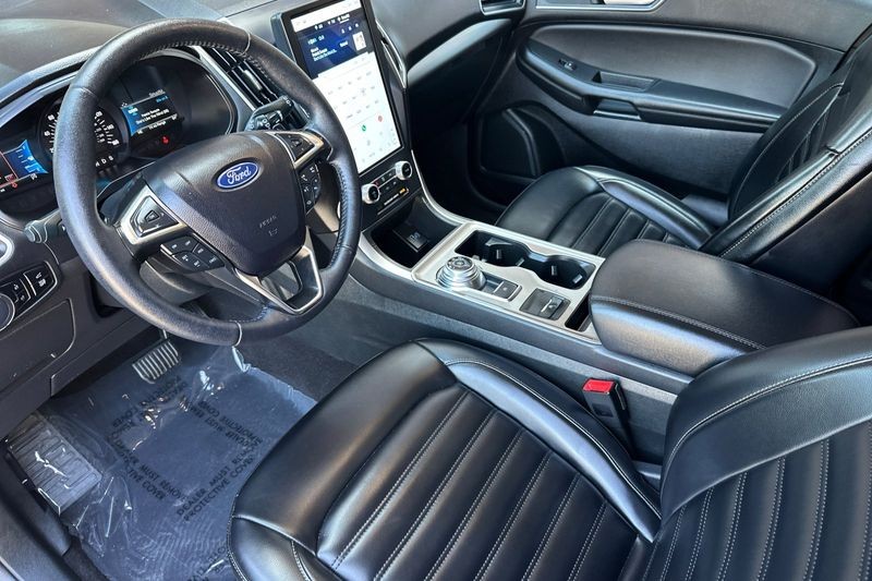 Ford Edge Vehicle Full-screen Gallery Image 10