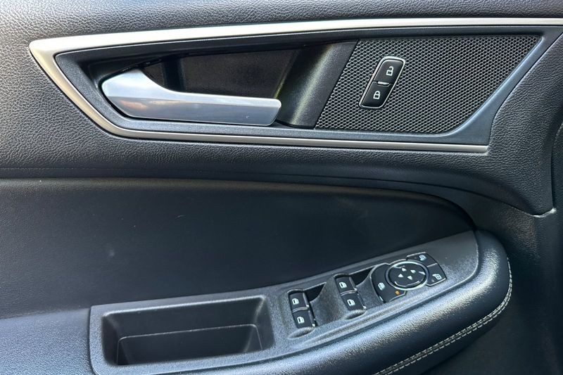 Ford Edge Vehicle Full-screen Gallery Image 11