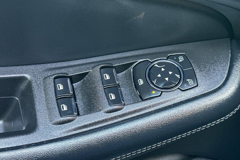Ford Edge Vehicle Full-screen Gallery Image 12