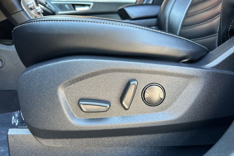 Ford Edge Vehicle Full-screen Gallery Image 13