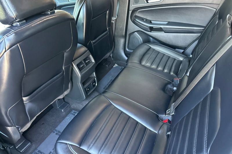 Ford Edge Vehicle Full-screen Gallery Image 14