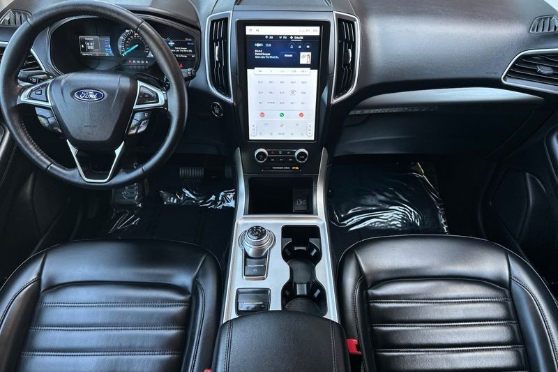Ford Edge Vehicle Full-screen Gallery Image 15