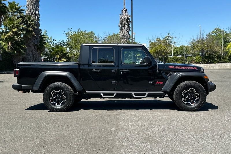 Jeep Gladiator Vehicle Full-screen Gallery Image 02