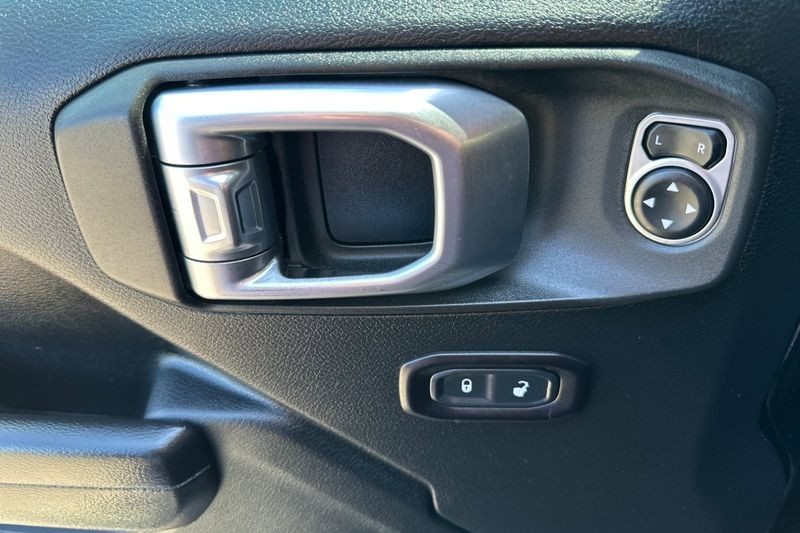 Jeep Gladiator Vehicle Full-screen Gallery Image 11
