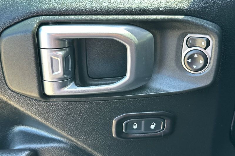 Jeep Gladiator Vehicle Full-screen Gallery Image 12