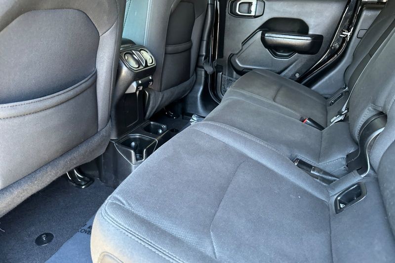 Jeep Gladiator Vehicle Full-screen Gallery Image 14