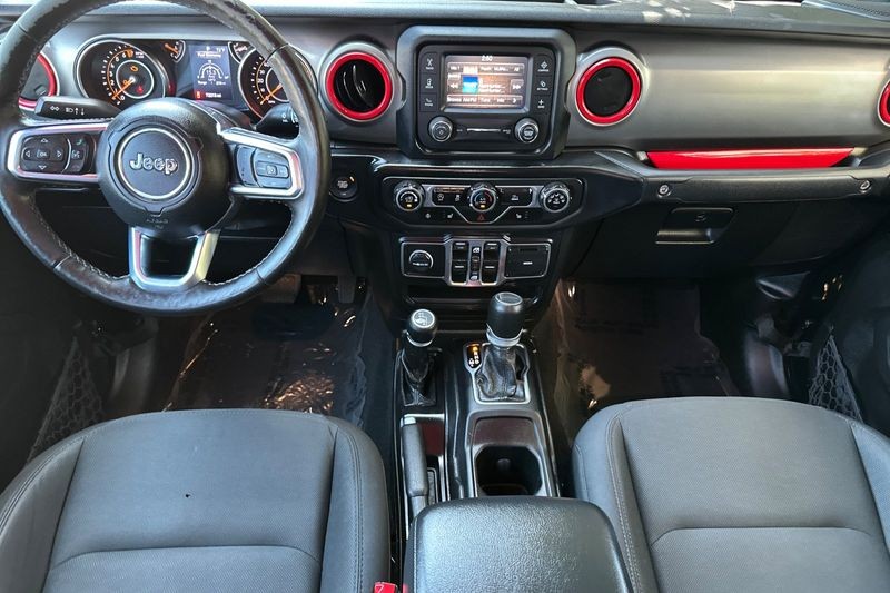 Jeep Gladiator Vehicle Full-screen Gallery Image 15