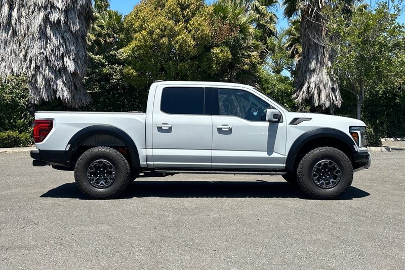 Ford F-150 Vehicle Full-screen Gallery Image 02