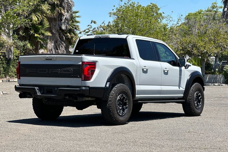 Ford F-150 Vehicle Full-screen Gallery Image 03