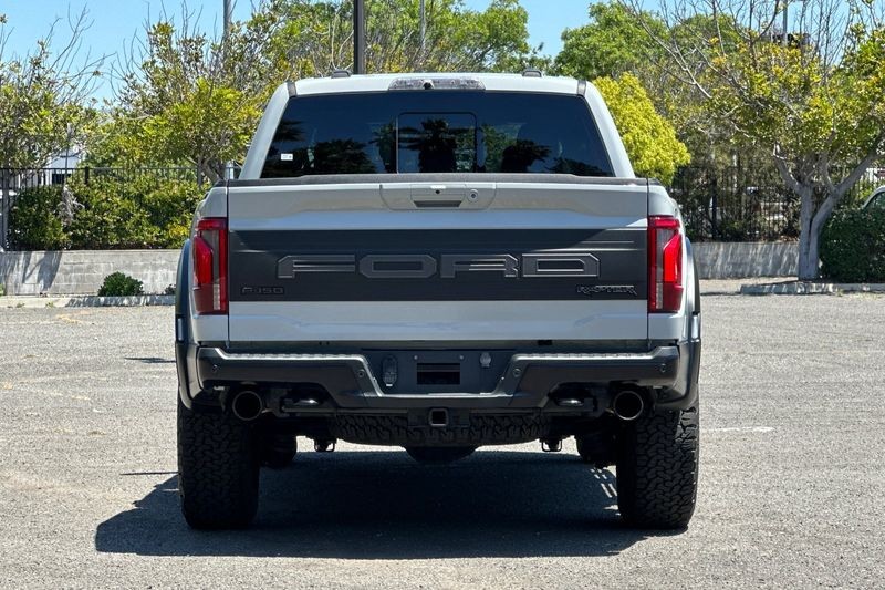 Ford F-150 Vehicle Full-screen Gallery Image 04