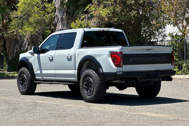 Ford F-150 Vehicle Full-screen Gallery Image 05